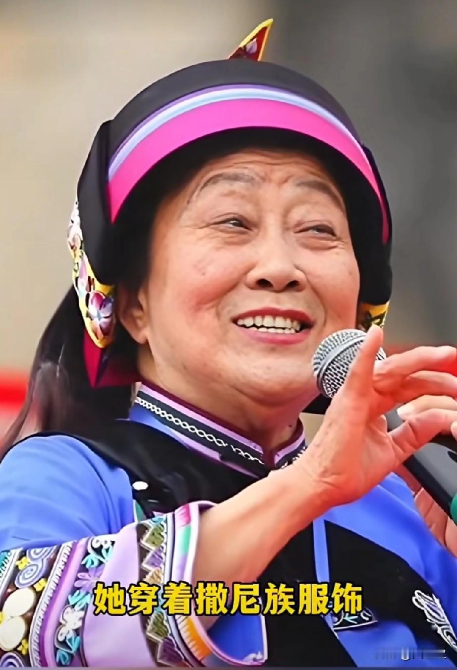 这张舞台照里她穿着撒尼族服饰
笑容比歌声还温暖。
她是《阿诗玛 》幕后的“玉鸟”