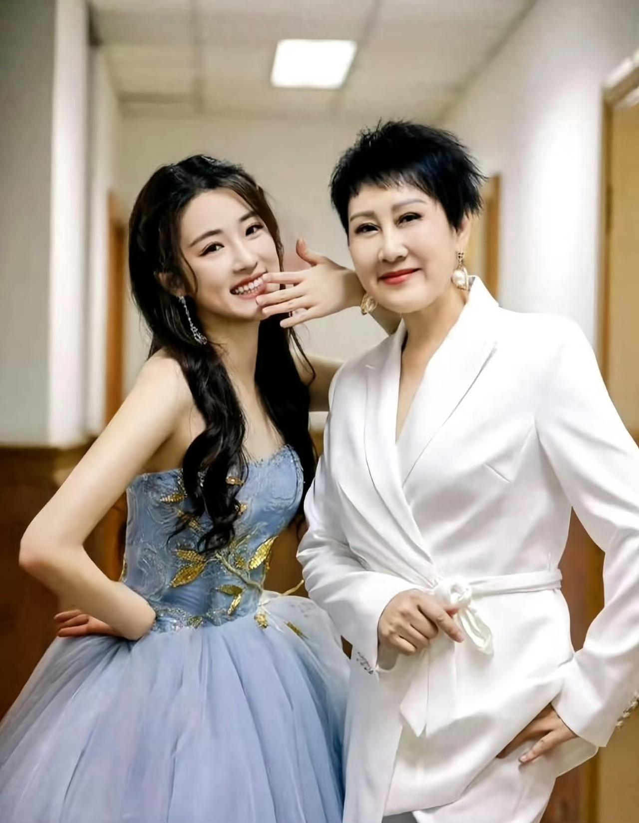 20年不公开叫妈的张凯丽女儿，这次让人意想不到！
张凯丽的女儿张可盈，虽然是星二