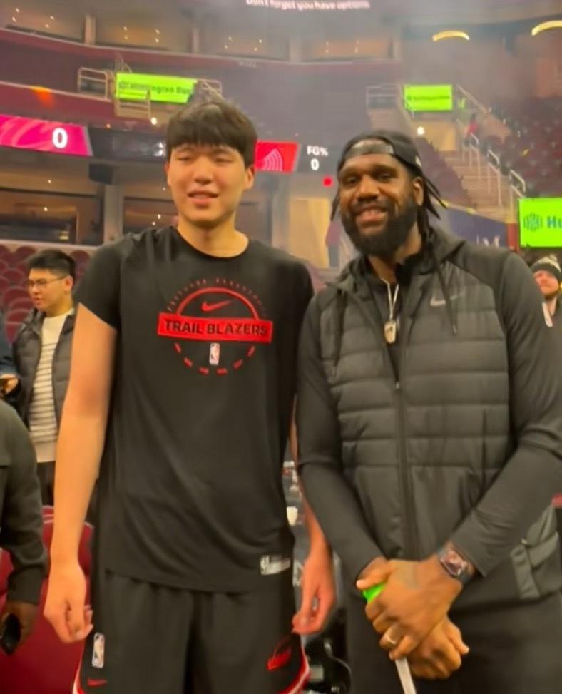 开拓者背靠背战骑士 开拓者2025年 16号秀，中锋杨瀚森；开拓者2007年状元