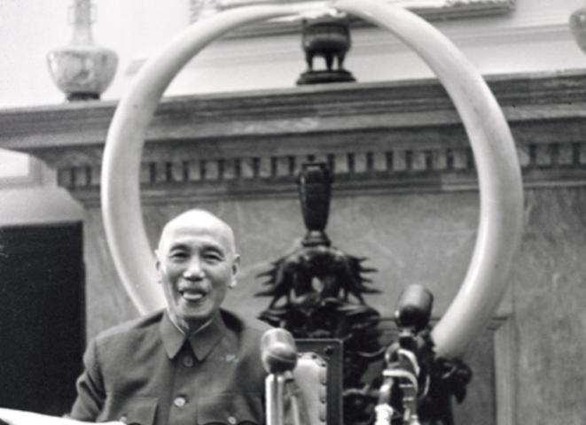 1936年西安，他用一条腿换了蒋介石一条命，结果换来一枚勋章和一根拐杖。

19
