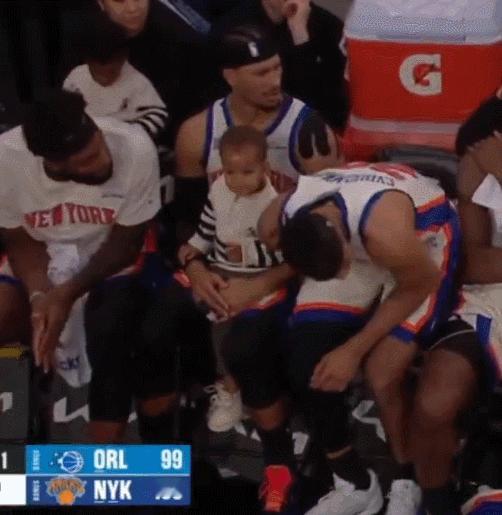 哈特把娃扔给米切罗 后者瞬间懵逼 哈哈哈哈哈哈笑死 