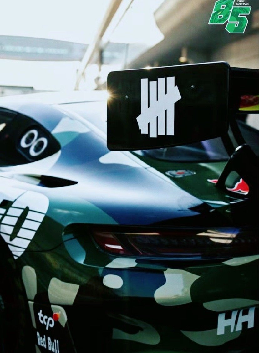 被王一博这三个品牌方可爱到了，一起预热赛车，却各自把自家logo放在最显眼的位置