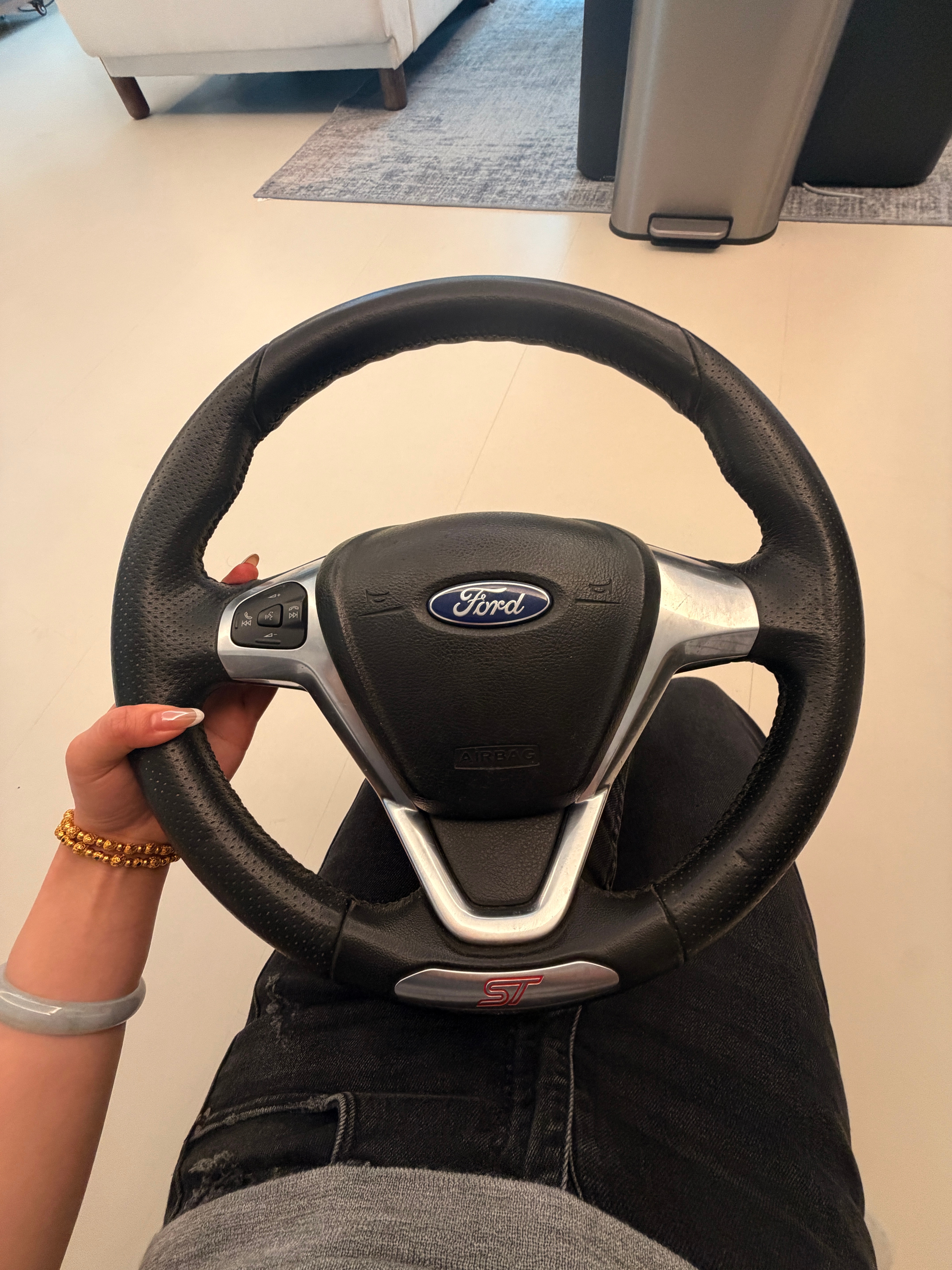 我那个8手的福特ST方向盘“不合法规”！拍摄视频不能有任何不正向引导。所以买来了