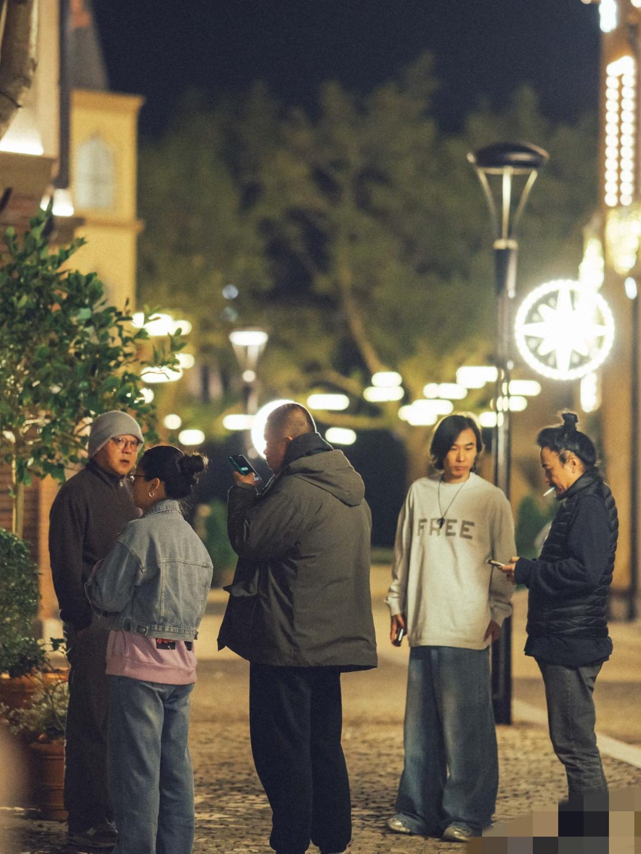 窦唯罕见露面，戴王菲同款毛线帽子，成了发福的大叔，没有摇滚天才的气质了!

1月