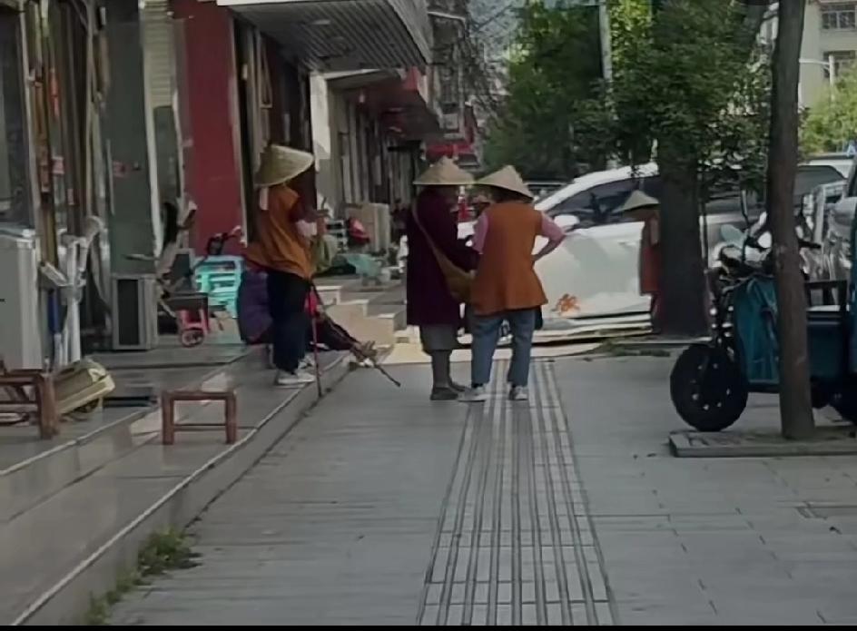 大家都在说戴这种帽子的是小短腿，好多人在路上碰到了，还有网友看见这种打扮的两男坐