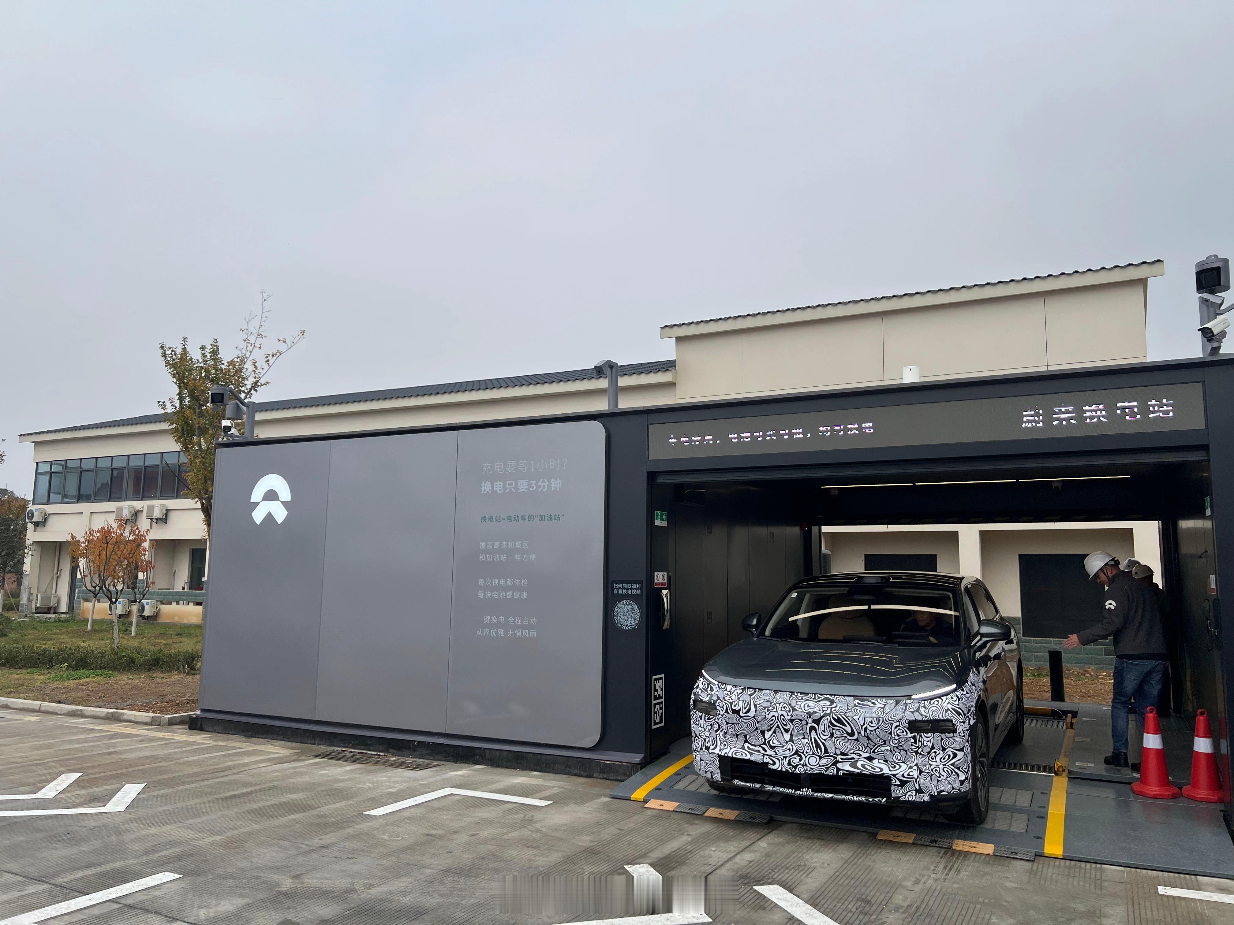 奇瑞&蔚来换电合作车型在换电站做测试被拍到了，从视频来看目前还处于手动泊入的状态