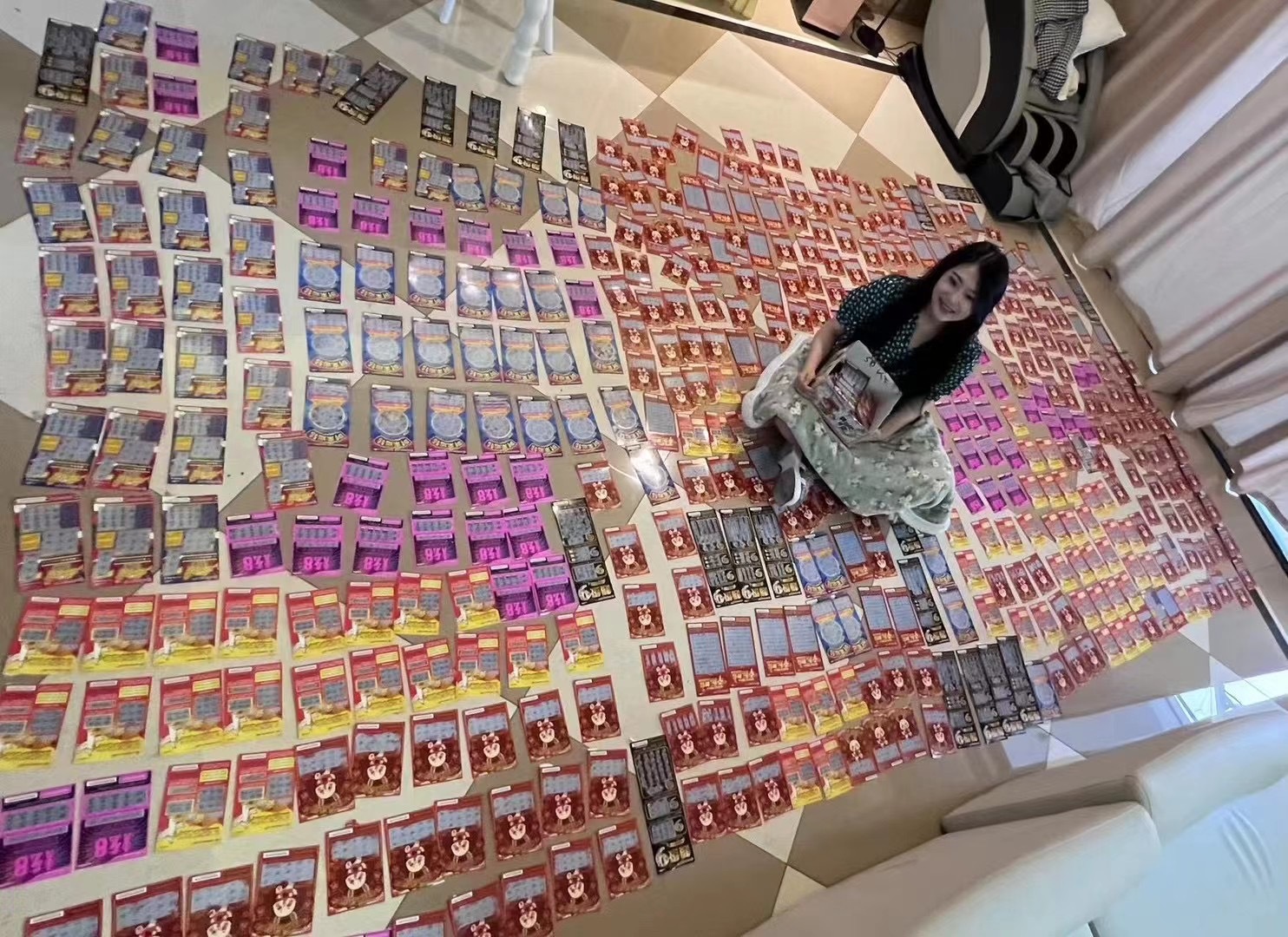 买了一万块钱的刮刮乐… 手都刮废了 白日梦碎了 盲猜一下我亏多少 ​​​