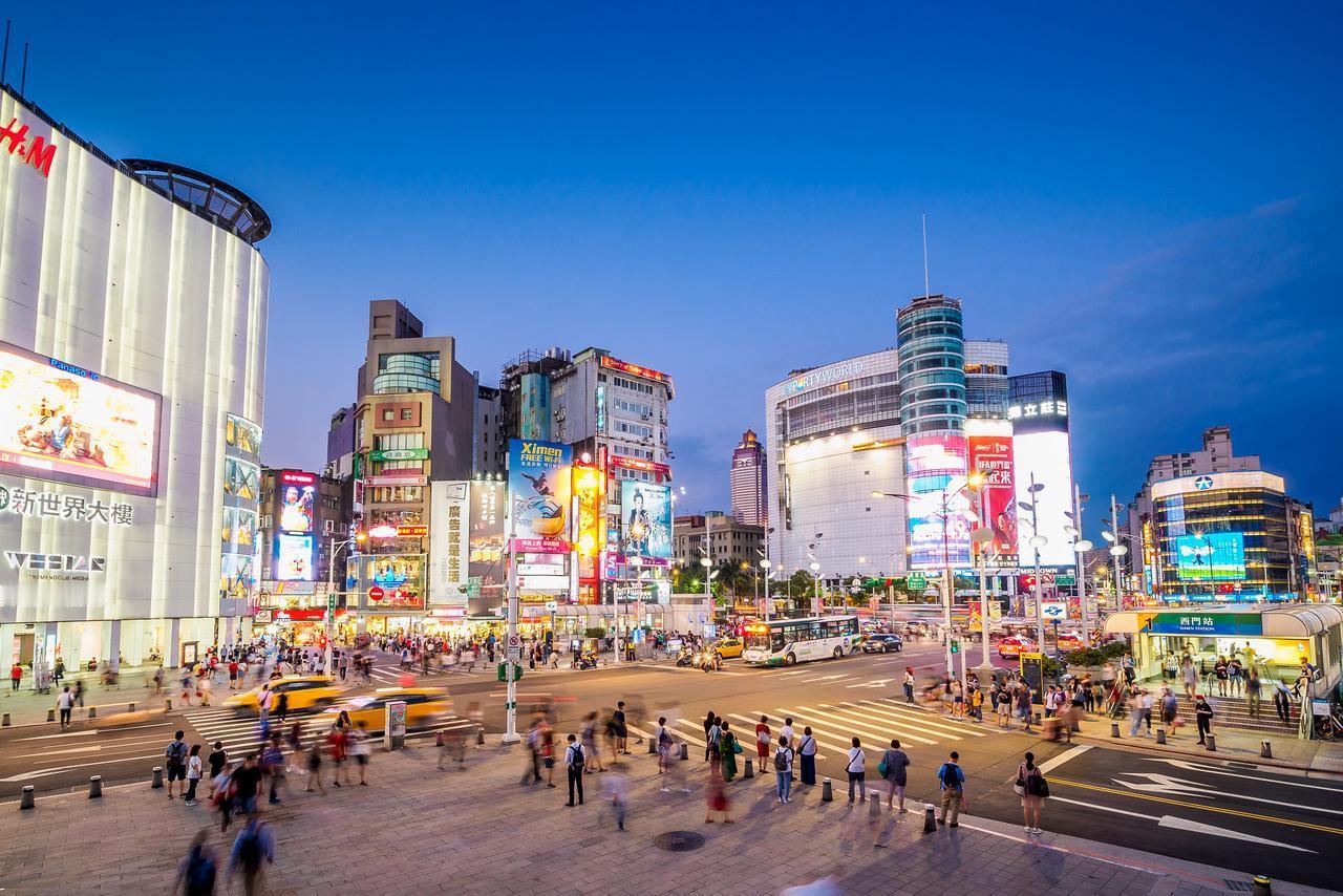 台湾的电子制造业，终于从青铜爬升到了王者。
但同时，台湾经济的拧巴之路，也开始了