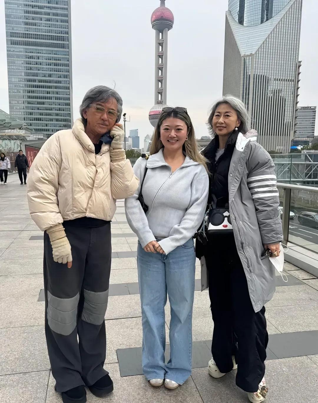 林子祥叶倩文他们夫妻俩，
是换着衣服穿的吧。
老爷们打扮的女里女气的。