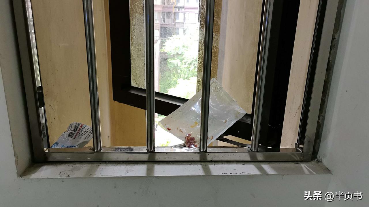 这都什么素质？
吃完东西逮哪扔哪！！！
楼下就有垃圾桶，非得把垃圾扔在别人家门口