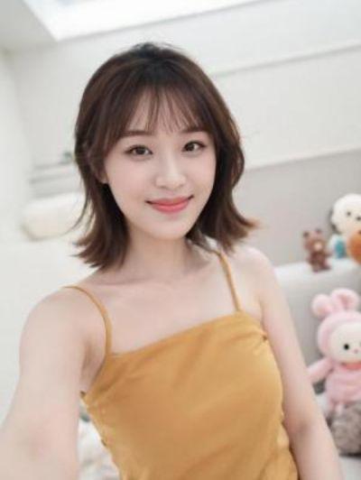 在这温柔的光影中，仿佛时间都慢了下来。窗边的玩偶静静陪伴，诉说着日常的小确幸。生