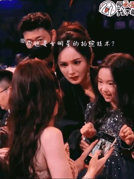 像不像拍照的你？照完赶紧看看美不美，如果照的不好坚决不能流出去，赶紧删了。
从杨