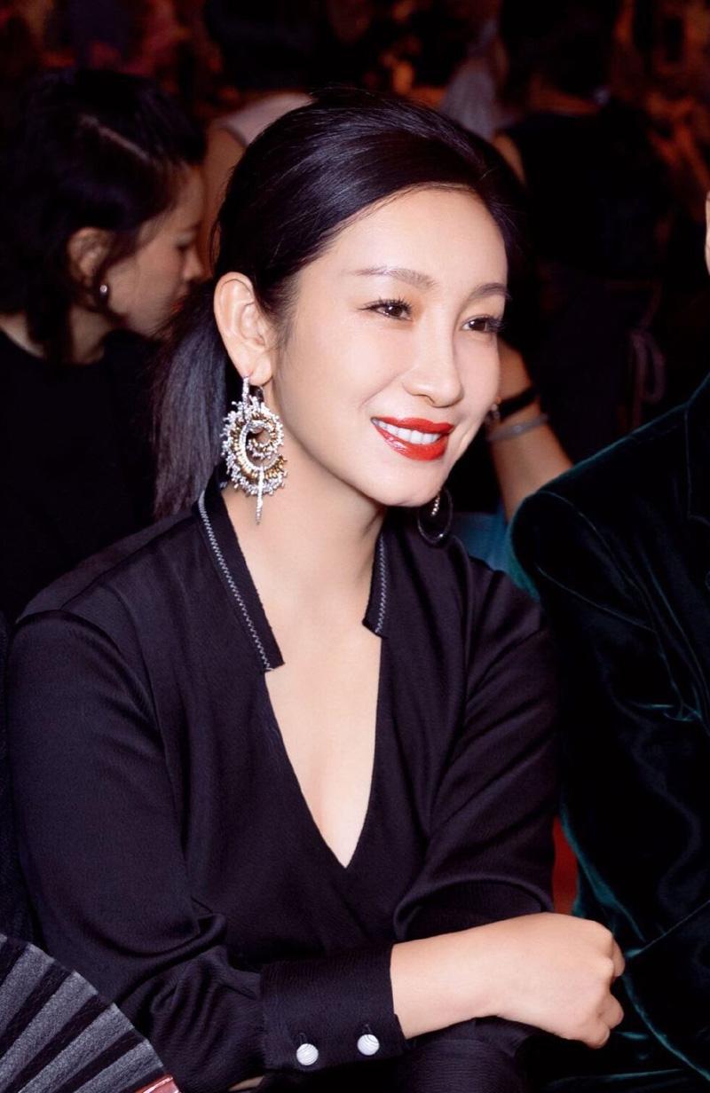 主持人问秦海璐:“你为什么这么早就结婚生孩子了？”秦海璐说:“结婚是一个女人必须