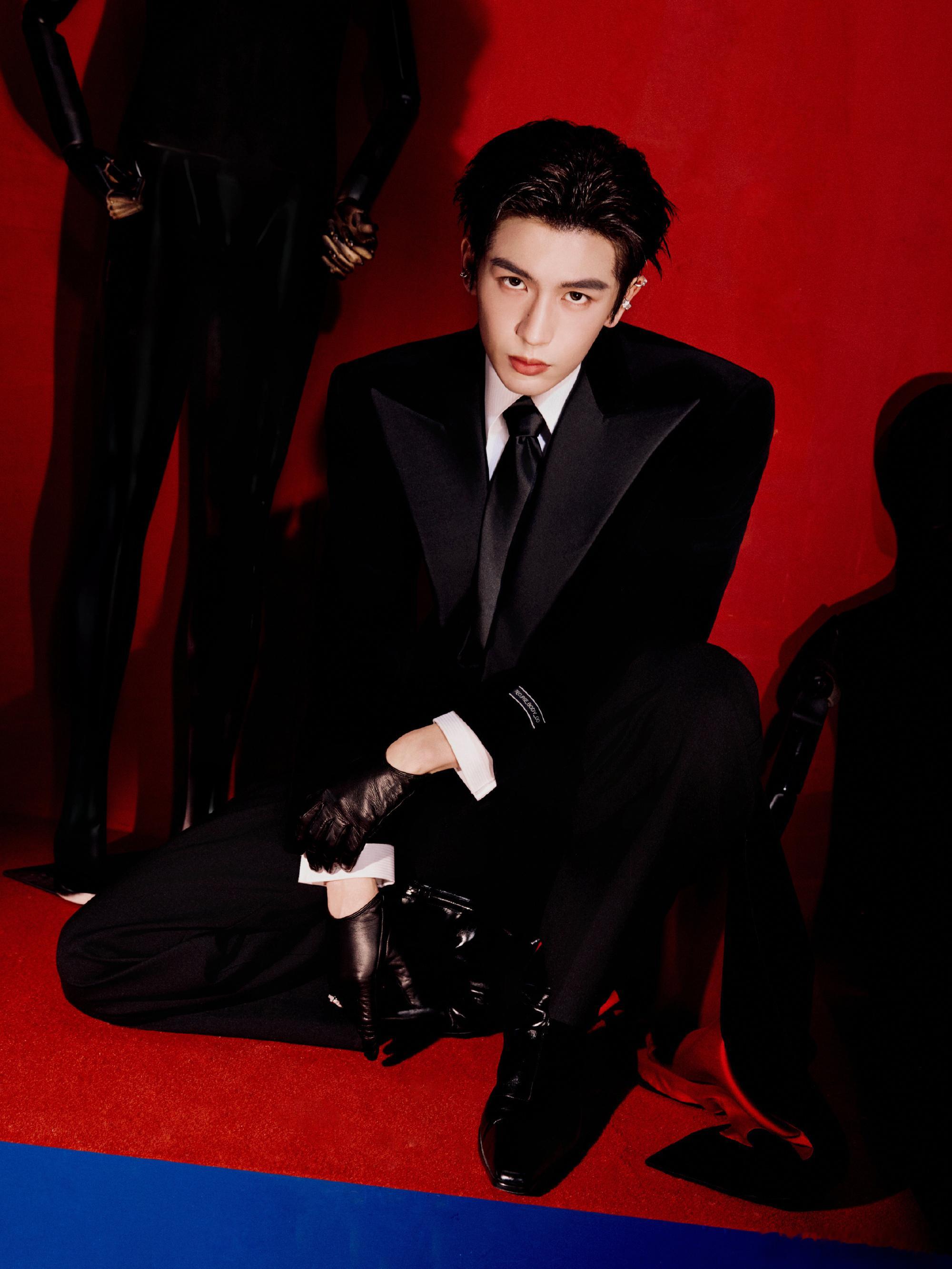 张凌赫这套造型必有高人指点谁懂啊！张凌赫这套造型直接把“高级感”焊在身上，高人指