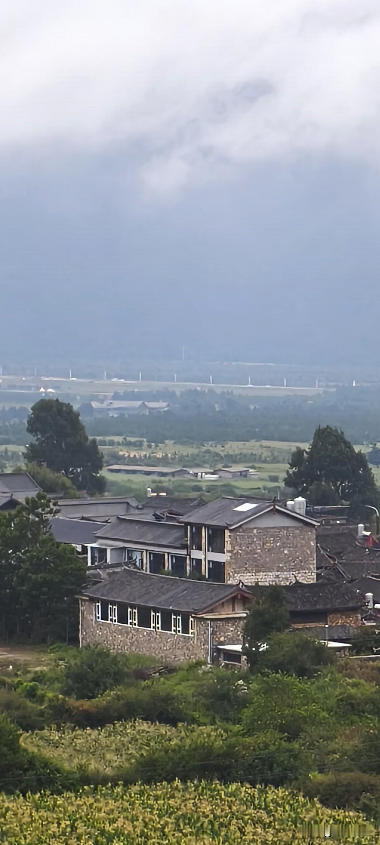 南京今天早上阳光灿烂，可这体感实在难受。天气预报说31度，可身上黏糊糊的，像被裹