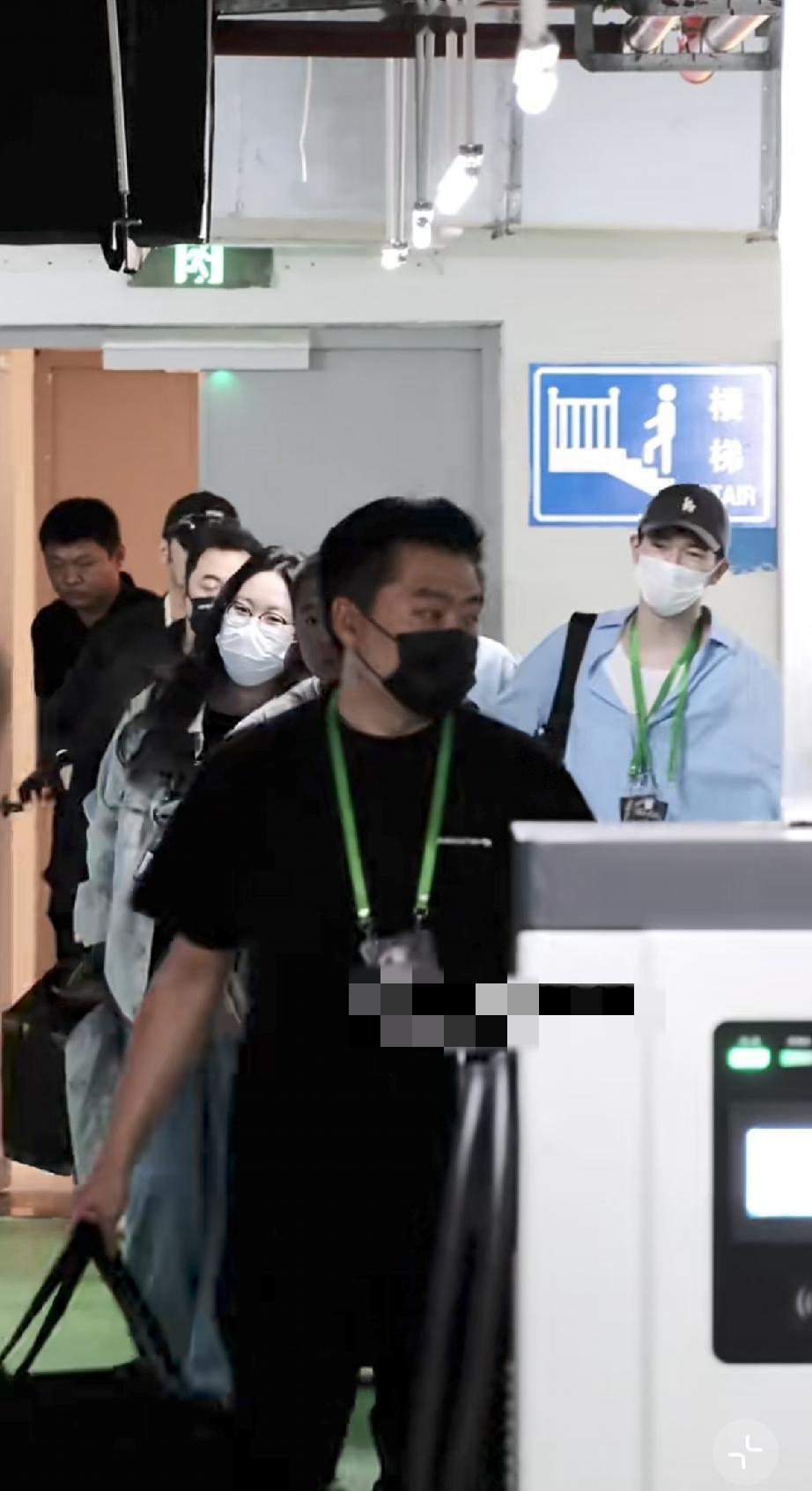 5月11日，张杰在浙江嘉兴开始拍摄工作，他穿着衬衫竟然打了领带，像是新郎官似的有