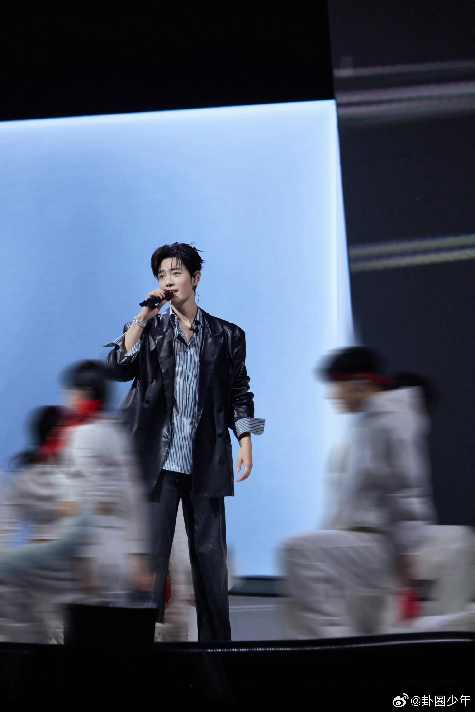 肖战南京演唱会存档 把南京夜晚的浪漫好好存档！出口·我们巡演南京站留下无数动人瞬