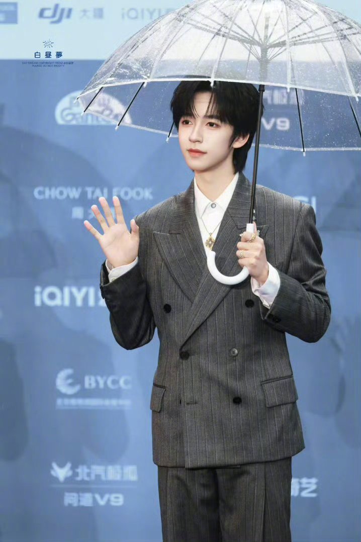 贺峻霖谁家贵公子贺峻霖连续三年参加北影节 是第三次参加北京国际电影节的小贺哥哥穿