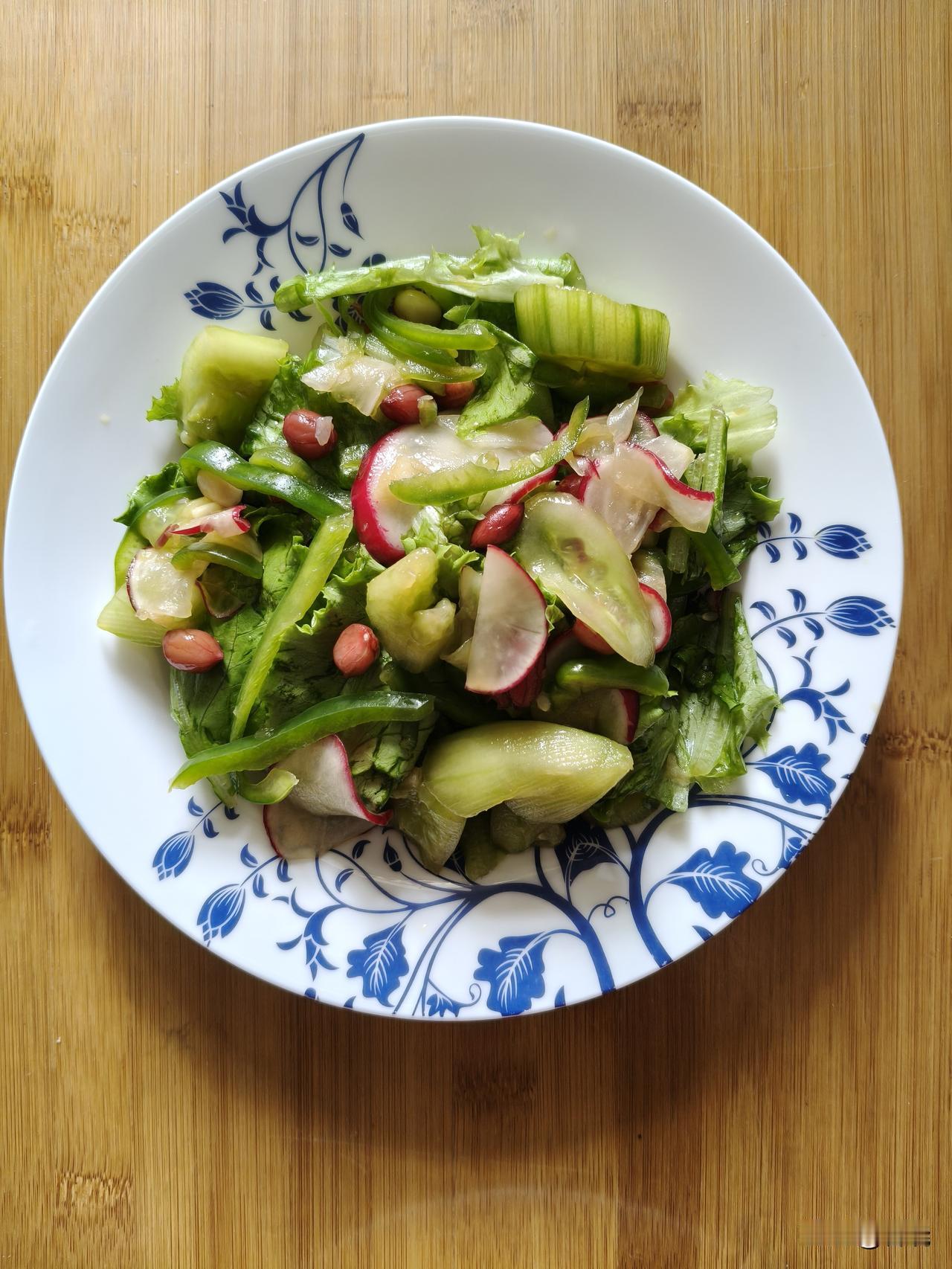 周三午餐
这几日甜品吃的多，大鱼大肉也吃了不少，饮食有些杂乱，得清理清理肠胃了。