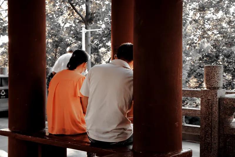 上联：一见倾心情意厚；
下联：三生有幸缘分长。