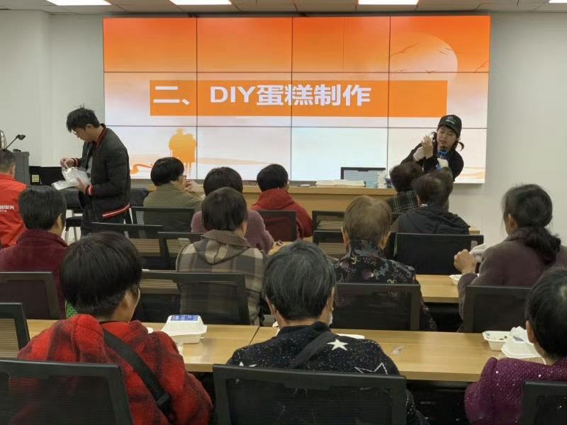 老有所学让台州银龄生活有知有味椒江白云街道商务社区，二十余位老人变身烘焙达人！在