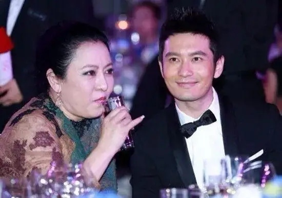向太爆黄晓明是她第二个干儿子，“20多年前一个大明星扑通跪下来叫我干妈”，直言他