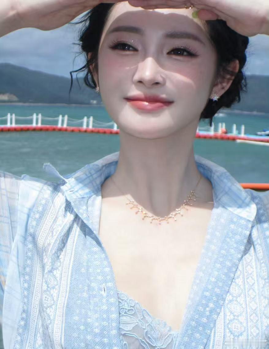 周洁琼海盐芝士妆海盐味的周洁琼好漂亮 纱裙和编发一起被风吹动的画面很短暂，但记住