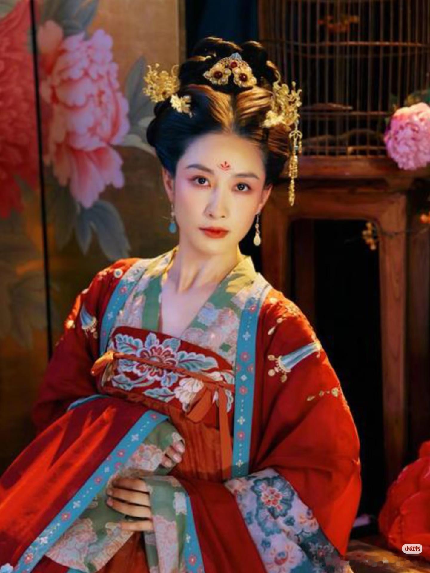 陶昕然去浪姐安陵容没闲着谁能想到安小鸟来乘风破浪了！陶昕然一出场就气场全开，舞台