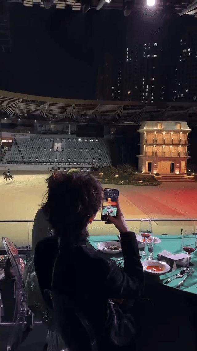 害怕社交的人都来看E人恩利 恩利教你用松弛感征服红毯，晃悠如散步客厅，摘花送戚薇