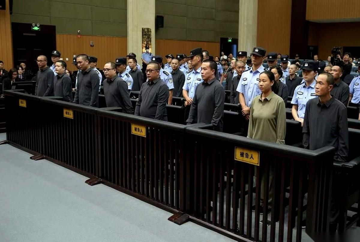 2023年10月20日，四个中国人在缅北明家转移园区人员时被开枪打死。
明珍珍在