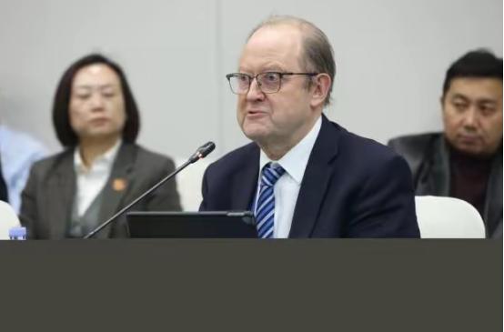 别天真了，美国不动手绝不是因为心善！英国专家最近捅破了一层窗户纸，听完让人后背发