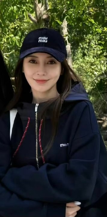 Angelababy新发色新美甲 Angelababy新发色新美甲，状态好棒 