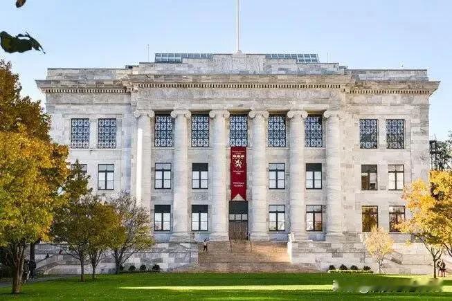 美国国防部长赫格塞斯表示，美国国防部正式终止与哈佛大学的所有专业军事教育、奖学金