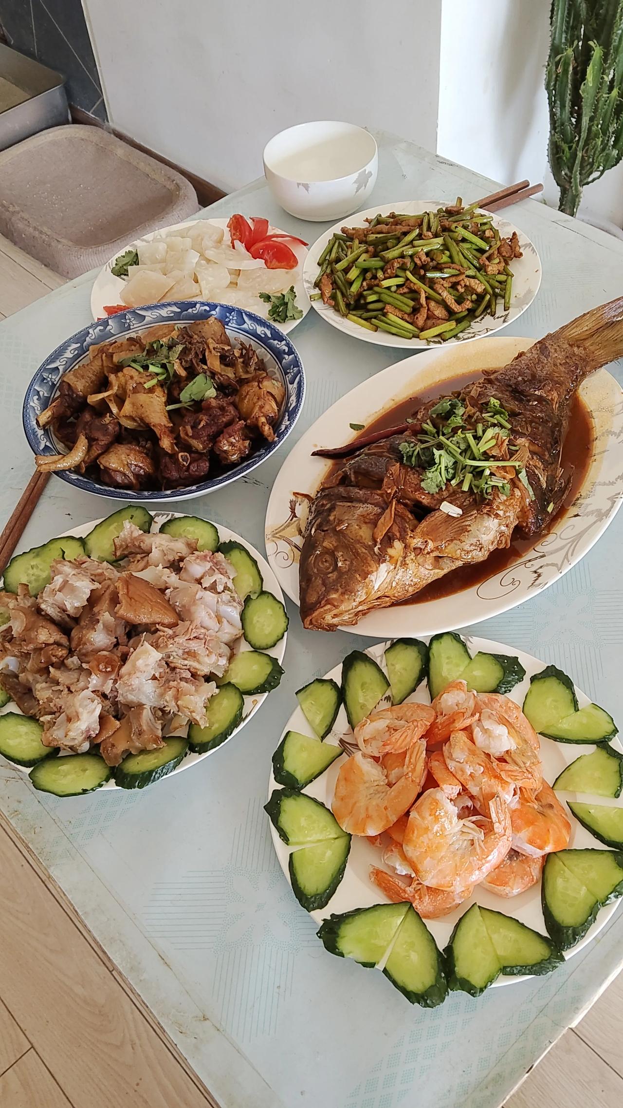 晒年夜饭属我这个菜做的最少了！

我自己一个人忙了一上午，做了六个菜，因为家里只