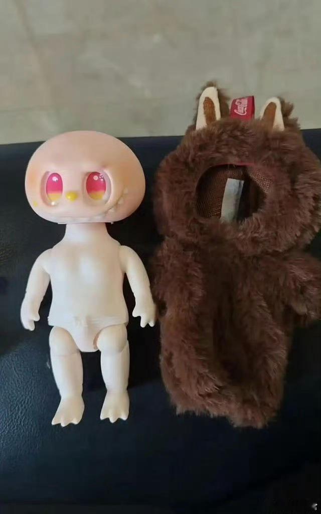 难怪拉布布卖这么贵，原来里面装的外星人 ​ ​​​