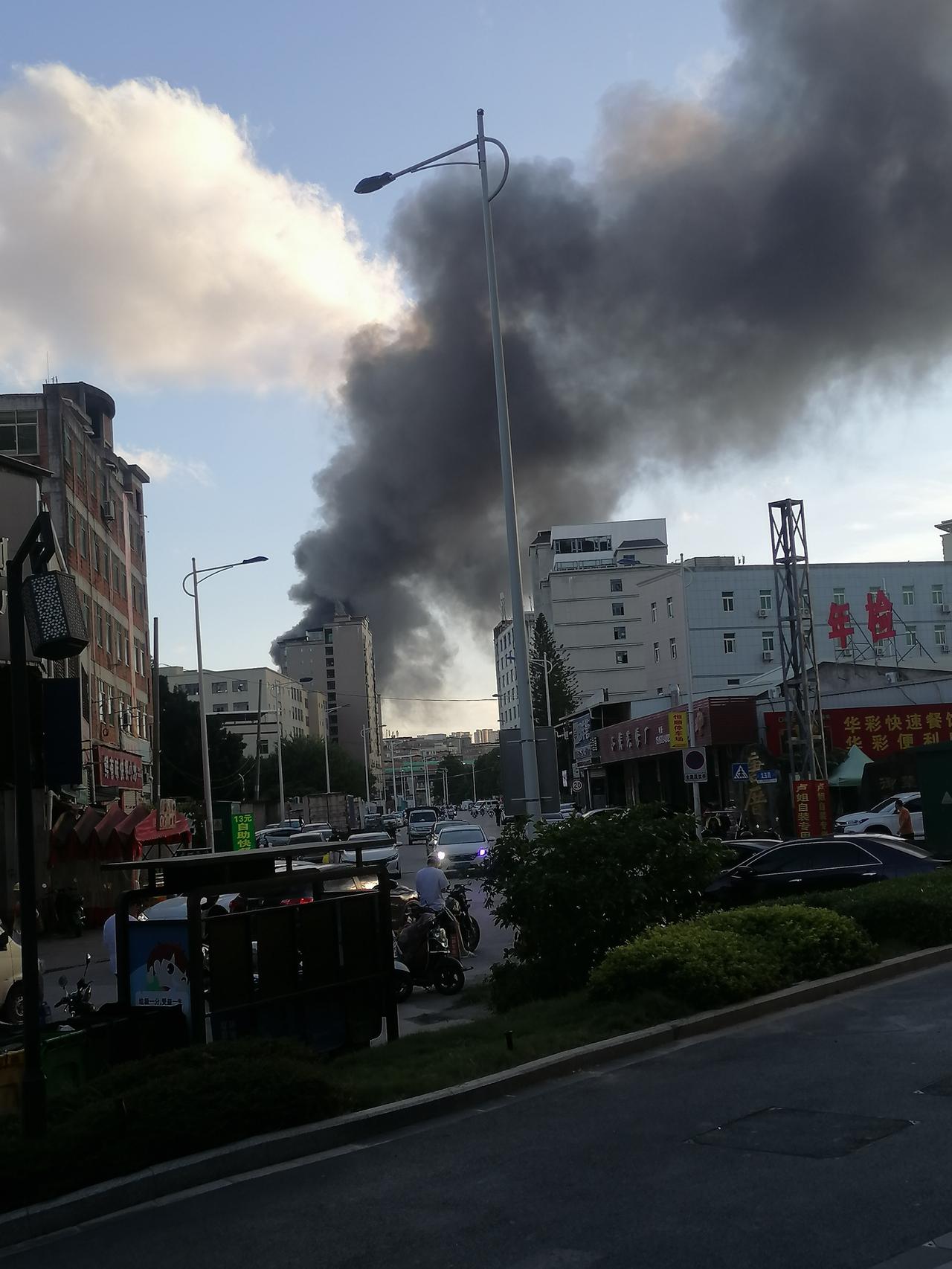 2026年7月26日 福建晋江又有工厂冒浓烟，消防车过来了，具体情况不明白，恰好