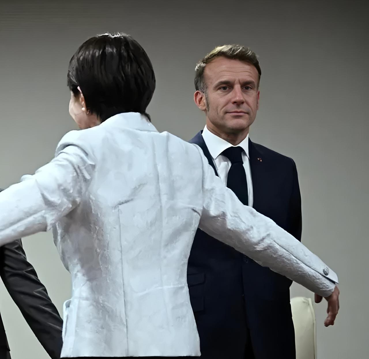 日本首相高市早苗，拥抱意大利总理梅洛尼，旁边的马克龙表情亮了。
马克龙最近的日子