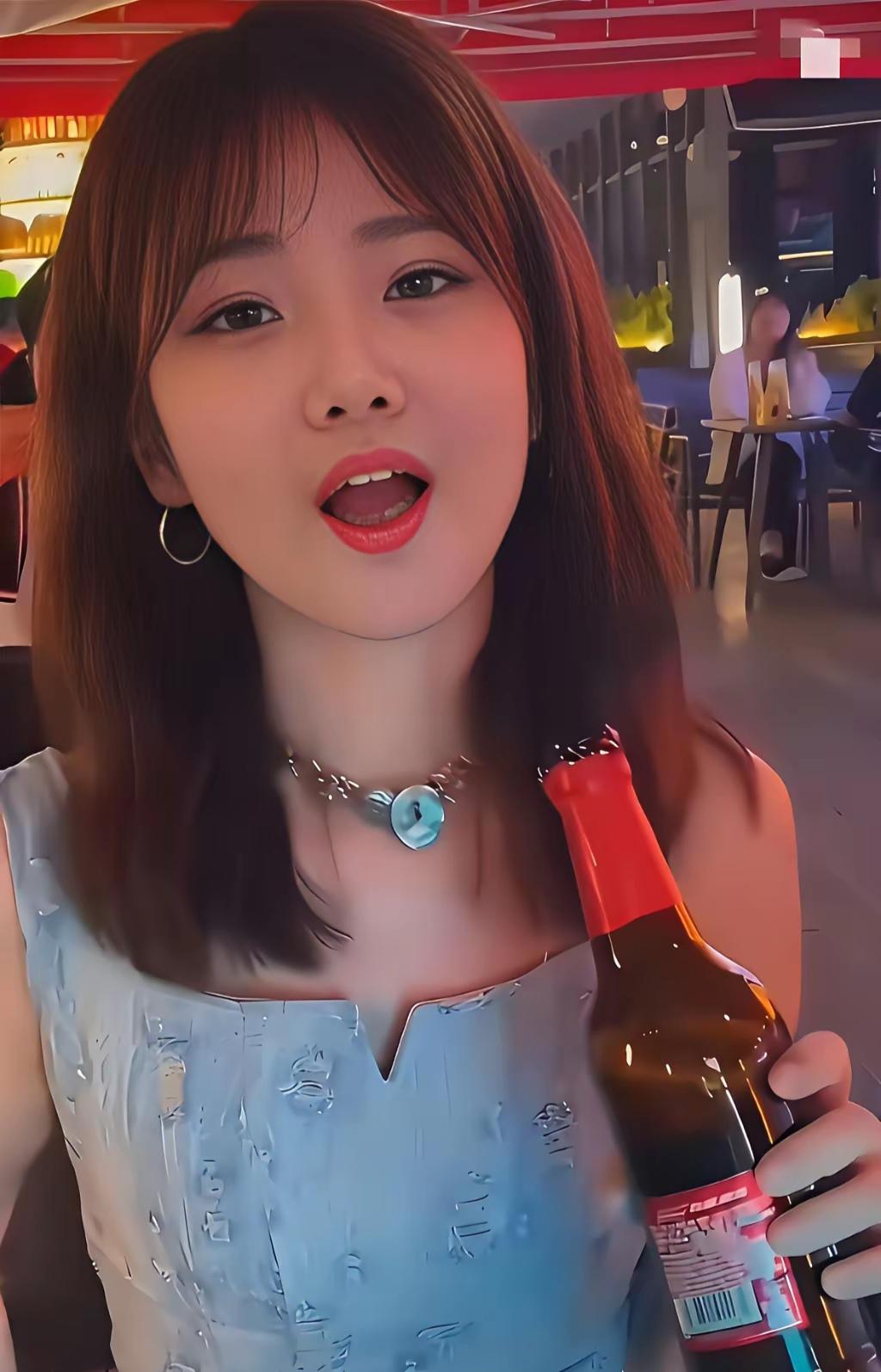 女子晚上在外面喝酒喝多了，小伙好心送她回家，想不到却遭到女子嫌弃，这究竟是为什么