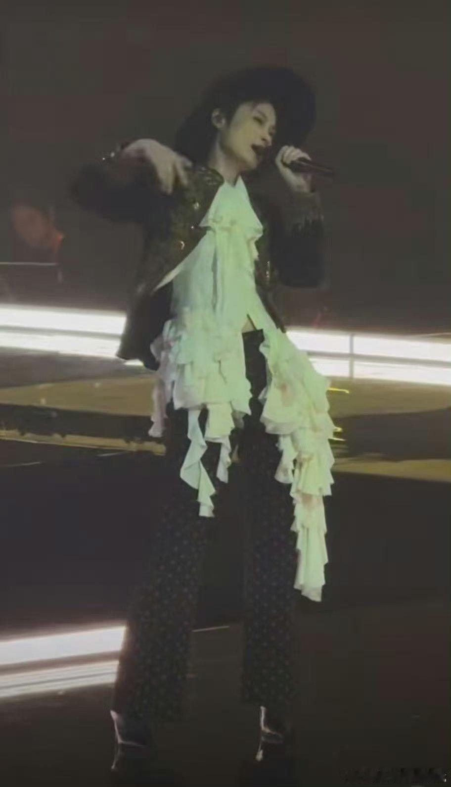 李宇春要解放李宇春 春春在杭州的舞台上展现了惊人的毅力，感冒状态下依旧保持高水平