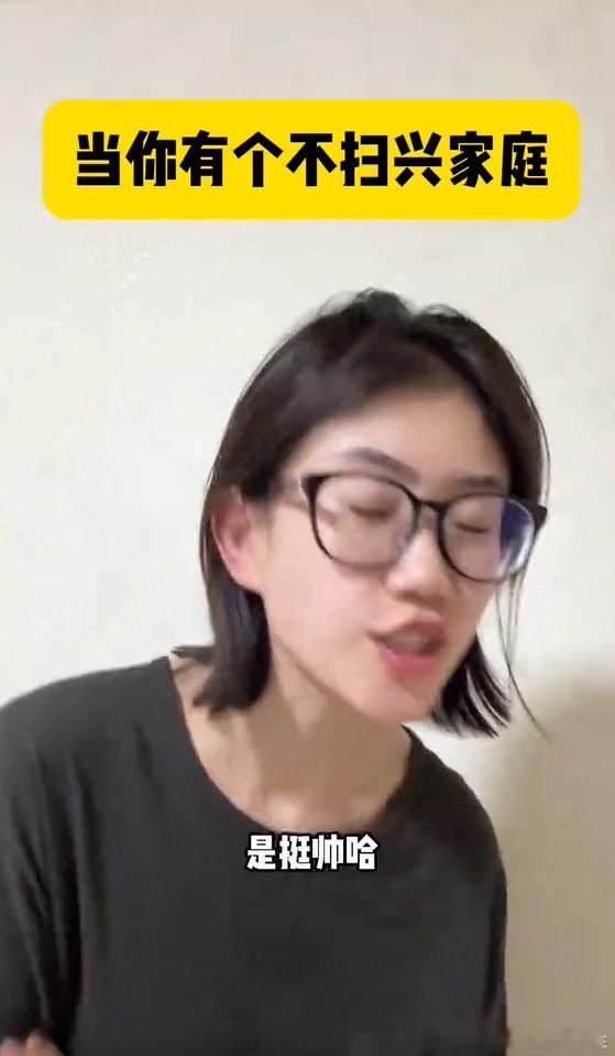 创业初期屡屡碰壁，把攒的积蓄都投了进去却没见成效，深夜对着账本叹气，老公没有指责