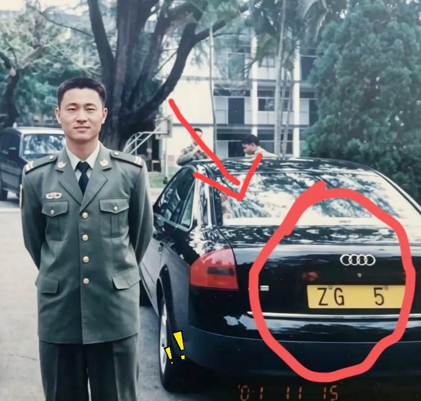 我敢打赌，绝大多数没当过兵的朋友，都认不出照片里这块特殊的黄色车牌。
这身军装带
