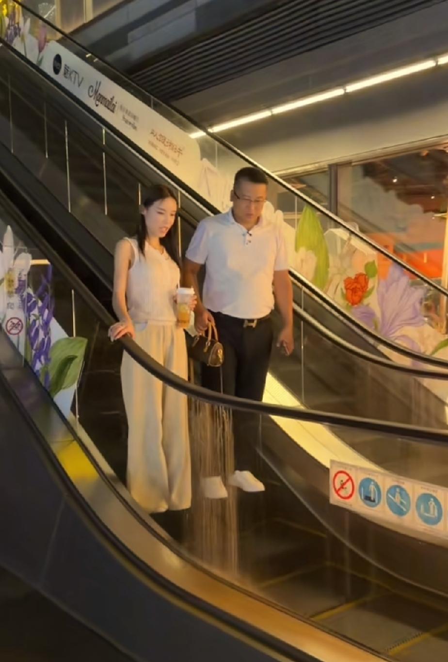 贺总今天和海绵宝宝约会，两人将车辆停放在停车场后，一同前往约会地点。路上贺总细心