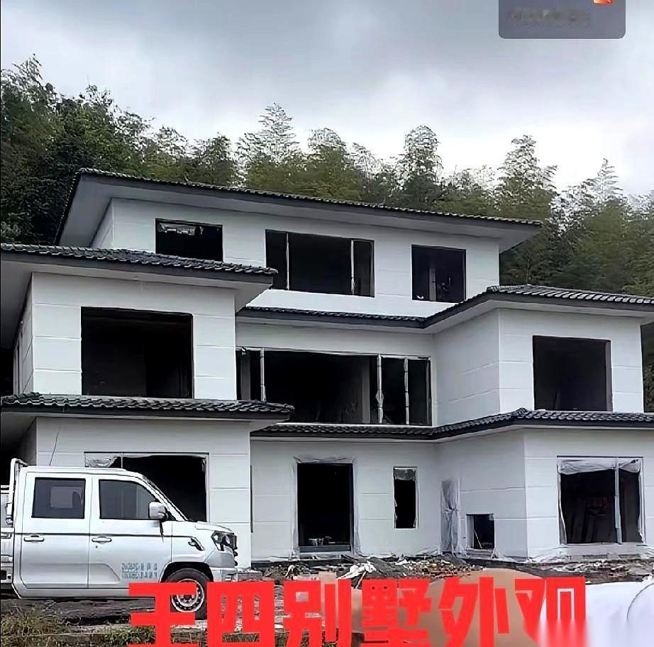 农村四哥王四在新别墅门前开直播，当场引来7000人聚在屏幕前头围观。
他没有因为