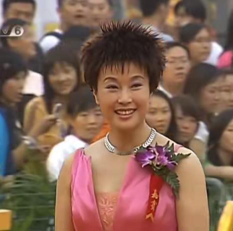 这是2005年，华表奖红毯上的刘晓庆。粉红色晚礼服加上一头海胆式碎发，妩媚张扬又