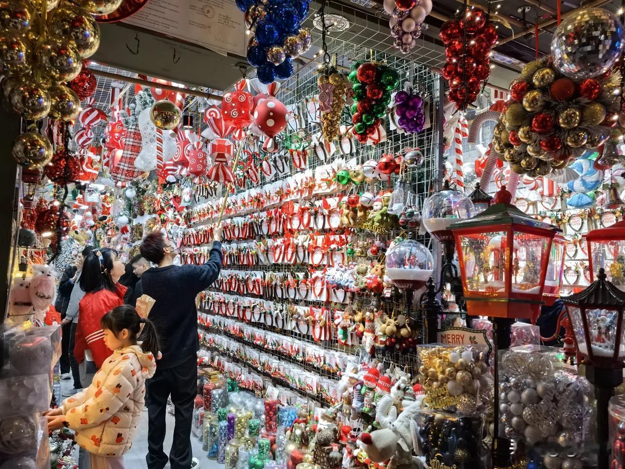【圣诞氛围感】

 虽圣诞节还没到，但只要你走在大街上；圣诞的气息都扑面而来，一