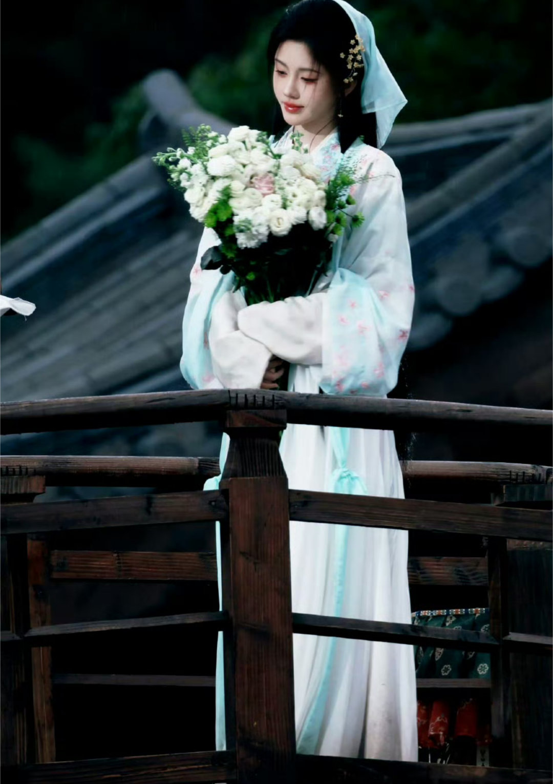 鞠婧祎捧花头像鞠婧祎捧花长裙我宣布我的新头像来了！一袭长裙温柔又灵动，眉眼间都是