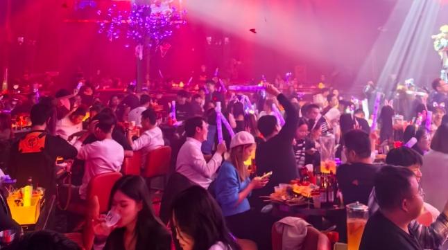 全世界最大的商业骗局，就是酒吧。你以为酒吧是靠卖酒赚钱的？大错特错。它的盈利模式