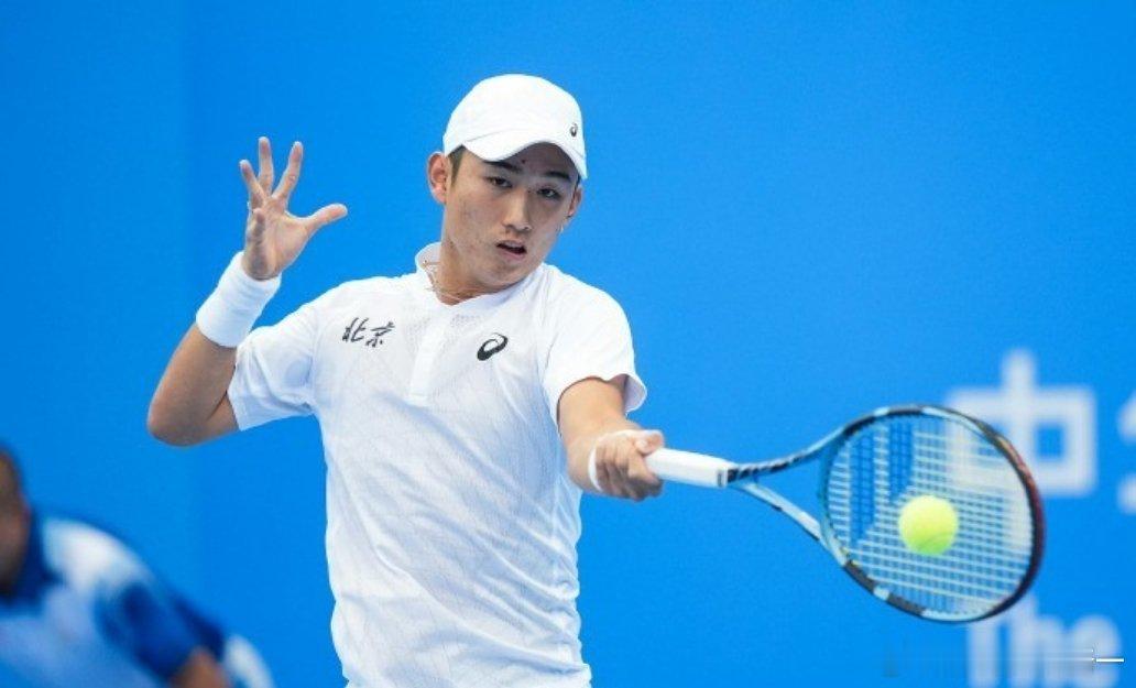 北京小将商竣程2-0完胜周意，闯入全运会网球男单决赛11月19日，全运会网球男单