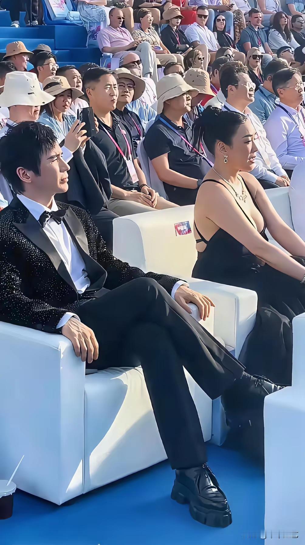 钟丽缇胖了，这般穿着就给人一种油腻之感。
想来是排卵针打多了，身体开始发胖，加之