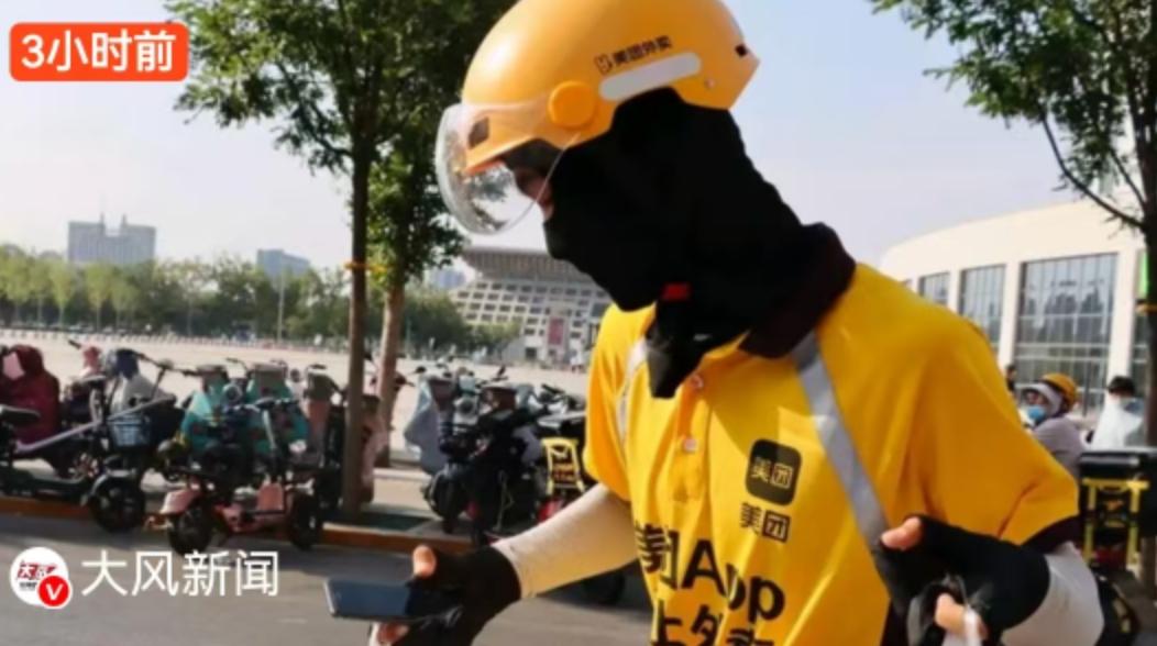 “夫妻春节不回家送外卖1个月赚4万”，这个数字在年后冲上了热搜，像一颗石子投入平